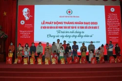 Trao quà hộ nghèo. Ảnh: Minh Trí - TTXVN