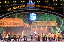 iết mục nghệ thuật diễn xướng dân ca ví giặm Nghệ Tĩnh tái hiện câu chuyện người dân Làng K130 dỡ 130 ngôi nhà lát đường xe ra tiền tuyến. Ảnh: Hoàng Ngà - TTXVN