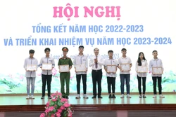 Các học sinh là thủ khoa các khối thi và học sinh đạt 2 điểm 10 trong kỳ thi Tốt nghiệp THPT quốc gia 2023 nhận Giấy khen của Giám đốc Sở Giáo dục và Đào tạo. Ảnh: Anh Tuấn – TTXVN