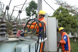 Công nhân Điện lực huyện Bắc Hà (tỉnh Lào Cai) kiểm tra, bảo dưỡng trạm biến áp định kỳ để đảm bảo an toàn phục vụ nhân dân. Ảnh: Quốc Khánh - TTXVN