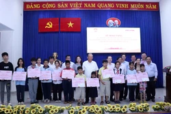 Thành phố Hồ Chí Minh: Tặng quà cho đồng bào Khmer nhân dịp Tết cổ truyền Chol Chnam Thmey