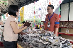 Gian hàng giới thiệu sản phẩm lạp xưởng gác bếp Hà Giang tại Lễ hội. Ảnh: Mỹ Phương - TTXVN