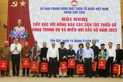 Ủy ban Trung ương MTTQ Việt Nam và Tỉnh ủy Yên Bái tặng quà người dân tộc thiểu số có uy tín, tiêu biểu tham dự tại Hội nghị. Ảnh: Tuấn Anh - TTXVN