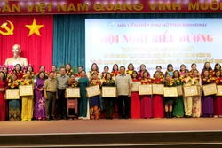 Trao tặng Bằng khen cho 18 tập thể, 34 cá nhân đã có thành tích xuất sắc trong 2 năm thực hiện Kết luận số 01-KL/TW của Bộ Chính trị về “Học tập và làm theo tư tưởng, đạo đức, phong cách Hồ Chí Minh”. Ảnh: Lê Phước Ngọc - TTXVN
