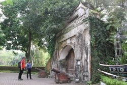 Du khách tham quan Thành cổ Sơn Tây. Ảnh: Nguyễn Thắng - TTXVN