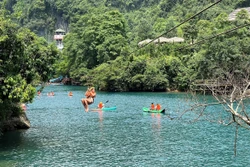 Du khách thích thú trải nghiệm nhiều trò chơi tại các điểm du lịch ở Phong Nha – Kẻ Bàng (Quảng Bình). Ảnh: Võ Dung - TTXVN