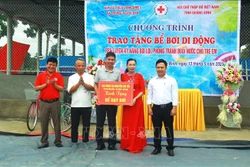 Quảng Bình trao tặng bể bơi di động cho học sinh địa bàn khó khăn