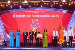 Phó Chủ tịch nước Võ Thị Ánh Xuân trao Huân chương Lao động hạng Nhì cho đại diện Cục Báo chí. Ảnh: Tuấn Đức - TTXVN