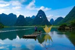 Núi mắt thần (núi thủng) nằm trên địa bàn xã Quốc Toản, huyện Trùng Khánh, tỉnh Cao Bằng là một thắng cảnh đang là điểm đến của khách du lịch.
