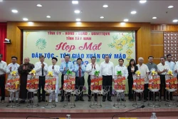 Tỉnh ủy, Hội đồng nhân dân, Ủy ban nhân dân, Ủy ban Mặt trận Tổ quốc Việt Nam tỉnh Tây Ninh tặng quà cho các chức sắc tôn giáo và người có uy tín dân tộc thiểu số. Ảnh: Thanh Tân - TTXVN