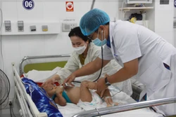 Bác sĩ Bệnh viện Bệnh viện Bệnh Nhiệt đới tỉnh Khánh Hòa thăm khám cho các bệnh nhi. Ảnh: Phan Sáu - TTXVN