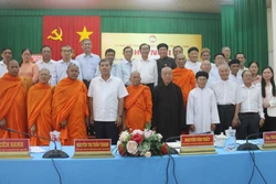 Đại biểu chụp ảnh lưu niệm với lãnh đạo Tỉnh ủy Trà Vinh. Ảnh: Phúc Sơn – TTXVN