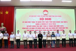 Khen thưởng các tập thể có thành tích xuất sắc trong công tác đóng góp “Quỹ vì người nghèo”. Ảnh: Lê Sen - TTXVN