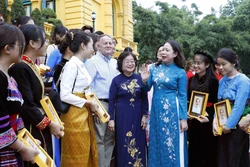 Phó Chủ tịch nước Võ Thị Ánh Xuân với các đại biểu. Ảnh: An Đăng - TTXVN