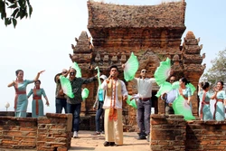 Đoàn Famtrip doanh nghiệp du lịch của Ấn Độ vui múa cùng thiếu nữ Chăm tại tháp Pô Klong Garai. Ảnh: Công Thử- TTXVN