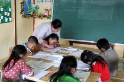 Giờ học của học sinh ghép lớp 2 và 3 tại điểm trường Séo Trung Hồ Mông, xã Bản Hồ (Sa Pa). Ảnh tư liệu: Quốc Khánh/TTXVN