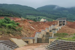 Tình trạng sạt trượt đất gây ảnh hưởng đến cụm công trình đầu mối của dự án hồ chứa nước Đông Thanh (huyện Lâm Hà, tỉnh Lâm Đồng) khiến nhiều hạng mục bị nghiêng, nứt, dịch chuyển, đẩy nổi… so với ban đầu. Ảnh: TTXVN phát