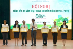 Lãnh đạo UBND thành phố Đà Nẵng trao Bằng khen cho các tập thể, cá nhân có thành tích xuất sắc trong công tác khuyến nông. Ảnh: Quốc Dũng - TTXVN