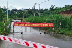 Tiếp tục phong tỏa các tuyến đường bị sạt lở dẫn vào khu dân cư tại Bảo Lộc