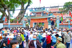 Người dân đến viếng, thắp hương tỏ lòng thành kính với cụ Nguyễn Trung Trực tại lễ hội truyền thống kỷ niệm 152 năm Anh hùng dân tộc Nguyễn Trung Trực hy sinh (1868-2020), tại Thành phố Rạch Giá (tỉnh Kiên Giang). Ảnh: baokiengiang.vn