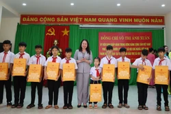 Phó Chủ tịch nước Võ Thị Ánh Xuân thăm và tặng quà tại Đắk Lắk