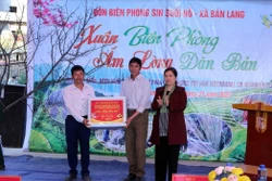Bí thư Tỉnh ủy Lai Châu Giàng Páo Mỷ tặng quà Tết cho Đảng bộ bản Nà Đoong. Ảnh: Quý Trung - TTXVN