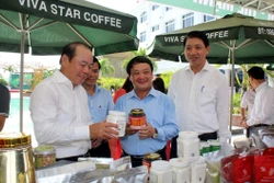 Các đại biểu tham quan gian hàng trưng bày dược liệu. Ảnh: Nguyễn Nam - TTXVN