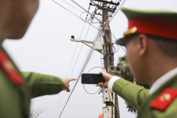 Hệ thống camera giám sát an ninh được đặt ở các tuyến Quốc lộ, các ngã ba, ngã tư đường, điểm trường, điểm chợ, điểm giao nhau giữa các xã và được kết nối đến điện thoại hoặc màn hình tivi, máy tính xách tay của lực lượng chức năng. Ảnh: Trọng Đạt - TTXVN