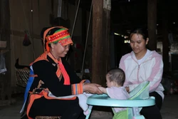 Dù không được hưởng chế độ hỗ trợ, nhưng cô đỡ thôn bản Lý Minh Thương, ở bản Ma Ly Pho, xã Ma Ly Pho, huyện Phong Thổ vẫn miệt mài làm nhiệm vụ vì sức khoẻ dân bản. Ảnh: Đinh Thùy - TTXVN