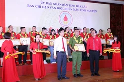 Đắk Lắk tôn vinh cá nhân hiến máu tiêu biểu giai đoạn 2013 – 2023. Ảnh: Hoài Thu – TTXVN