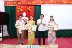 Trao Giấy chứng nhận quyền sử dụng nhãn hiệu chứng nhận cho các doanh nghiệp, hộ sản xuất, kinh doanh. Ảnh: Đức Phương - TTXVN
