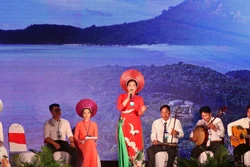 Nghệ thuật Đờn ca tài tử Nam bộ - Di sản văn hóa phi vật thể đại diện của nhân loại, một loại hình nghệ thuật độc đáo của dân tộc Việt Nam nói chung và người dân Nam Bộ nói riêng. Ảnh: Huỳnh Anh - TTXVN