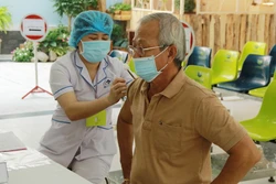 Hoạt động tiêm vaccine phòng COVID-19 tại Trung tâm Y tế Quận 3, Thành phố Hồ Chí Minh. Ảnh: Đinh Hằng-TTXVN