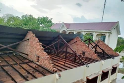 Trường học ở xã Ia Jlơi, huyện Ea Súp, tỉnh Đắk Lắk, bị tốc mái do mưa to kèm kèm theo lốc tối 8/5/2023. Ảnh: TTXVN phát
