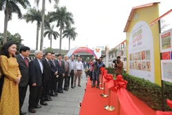 Đại biểu tham dự trưng bày. Ảnh: Minh Quyết - TTXVN