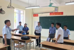 Đoàn công tác của Ban Chỉ đạo Kì thi tốt nghiệp THPT năm 2023 tỉnh Cao Bằng kiểm tra cơ sở vật chất tại điểm thi Trường THPT huyện Nguyên Bình, tỉnh Cao Bằng. Ảnh: Chu Hiệu-TTXVN.