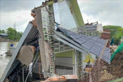 Cần Thơ: Kênh Cái Sắn tiếp tục sạt lở, nhấn chìm hai căn nhà