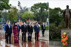 Lãnh đạo thành phố Hà Nội dâng hoa kỷ niệm 150 năm Ngày sinh V.I.Lênin