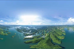Hồ Tà Đùng, xã Đắk Som, huyện Đắk G’Long, tỉnh Đắk Nông, thắng cảnh được ví là “Vịnh Hạ Long trên Cao nguyên”. Ảnh: TTXVN phát
