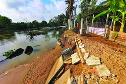 Sạt lở đã chia cắt đường giao thông qua khu vực Phú Thuận A, phường Tân Phú, quận Cái Răng (thành phố Cần Thơ). Ảnh: Thanh Liêm