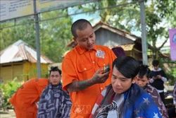Nhóm thiện nguyện cắt tóc miễn phí cho người dân tại Tịnh xá Ngọc Liên (huyện Cờ Đỏ, thành phố Cần Thơ). Ảnh: Ánh Tuyết – TTXVN