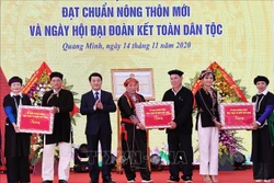 Phó Chủ tịch, Tổng Thư ký Ủy ban Trung ương MTTQ Việt Nam Hầu A Lềnh trao quà cho các hộ tiêu biểu trong phong trào "Toàn dân đoàn kết xây dựng đời sống văn hóa" ở xã Quang Minh, huyện Văn Yên (Yên Bái). Ảnh: Trọng Đức - TTXVN