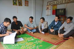 Đoàn kiểm tra của Sở Lao động – Thương binh và Xã hội Đắk Lắk kiểm tra, giám sát công tác rà soát hộ nghèo, hộ cận nghèo tại xã Ea Nuôl, huyện Buôn Đôn. Ảnh: Hoài Thu – TTXVN