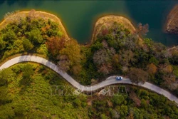 Dù là địa hình miền núi, nhưng Cao Bằng có rất nhiều hồ nước. Về mùa đông, những hồ xanh trong vắt in bóng rừng cây tạo nên vẻ đẹp thanh bình thư thái. Ảnh: TTXVN phát