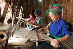 Dệt thổ cẩm ở xã Lùng Tám, huyện Quản Bạ (Hà Giang)