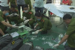 Lực lượng chức năng kiểm đếm số ma túy. Ảnh: TTXVN phát