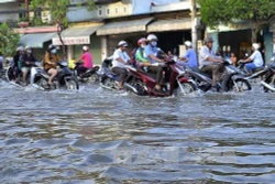 Mưa vẫn chưa dứt ở các tỉnh Thừa Thiên-Huế đến Phú Yên gây ngập lụt nặng