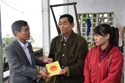 Tặng thưởng ông Nguyễn Thanh Phước dũng cảm cứu người trong lũ
