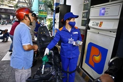 Ttừ 15h ngày hôm nay, giá xăng tăng tiếp hơn 900 đồng/lít