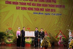 Phó Thủ tướng Vương Đình Huệ trao Quyết định công nhận thành phố Hòa Bình hoàn thành nhiệm vụ xây dựng nông thôn mới